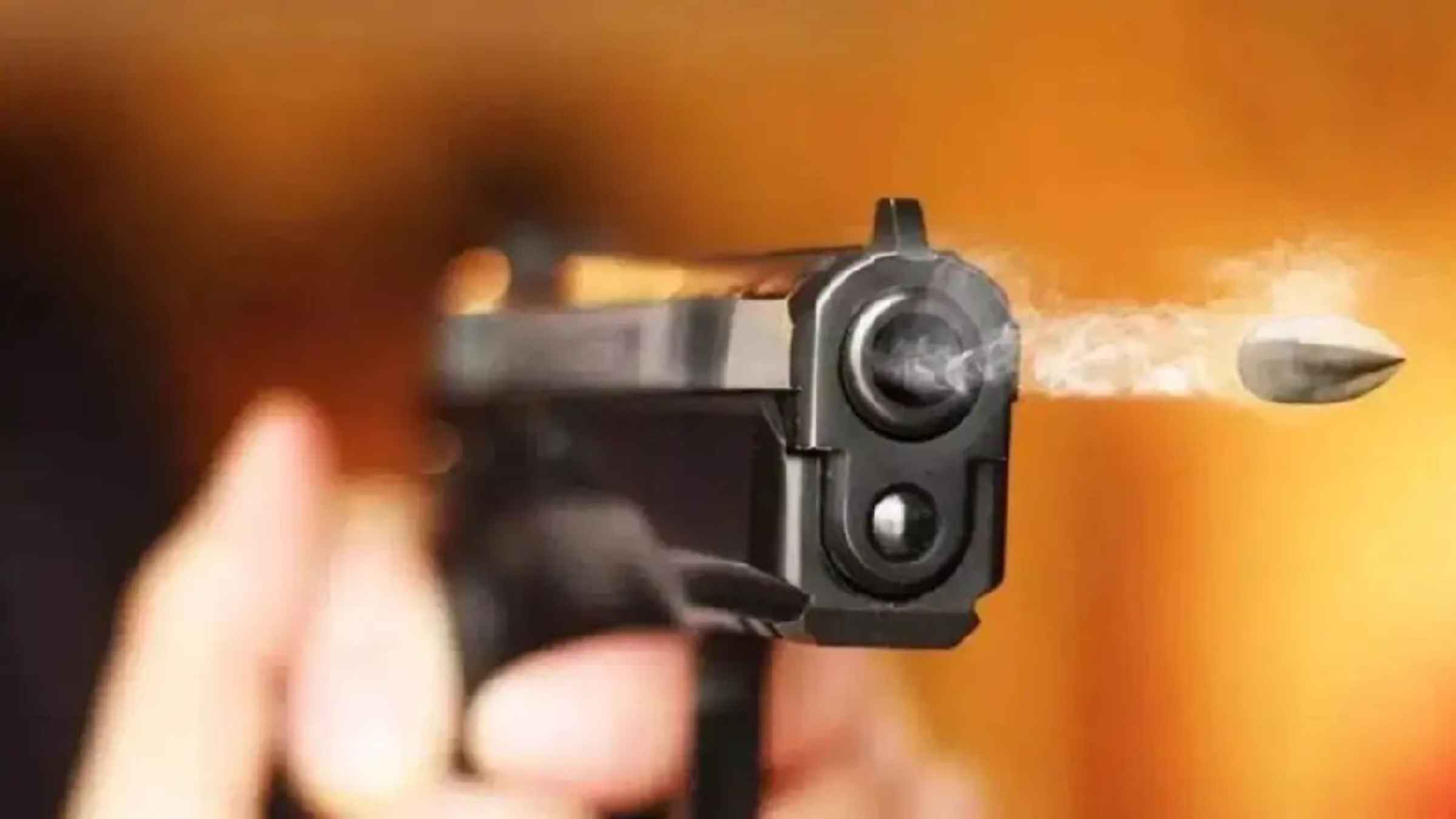 रक्षक ही बना भक्षक! दिल्ली पुलिस के हेड कांस्टेबल ने की अंधाधुंध फायरिंग, 2 मजदूरों की मौत से राजधानी में सनसनी delhi police firing