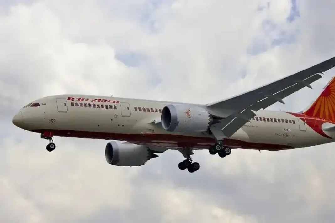 आसमान में एयर इंडिया के विमान का फटा इंजन! बीच हवा में निकलीं चिंगारियां, पायलट ने चिल्लाकर कहा- ‘पैन-पैन’, फिर… emergency landing