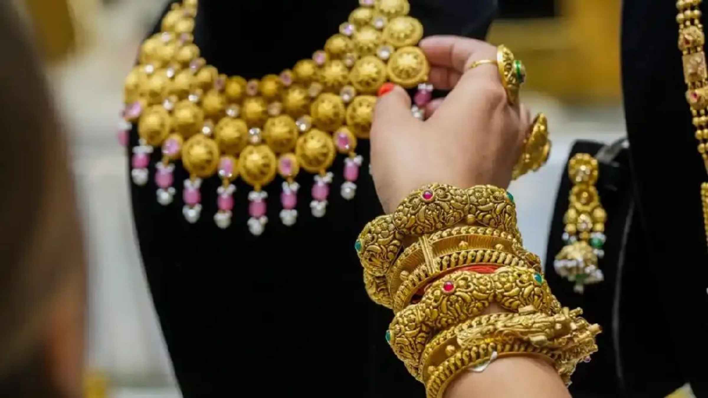 शादी सीजन के बीच सोना 1740 रुपये टूटा, चांदी 15000 रुपये सस्ती, जानें 26 अप्रैल को आपके शहर का ताजा रेट gold price today