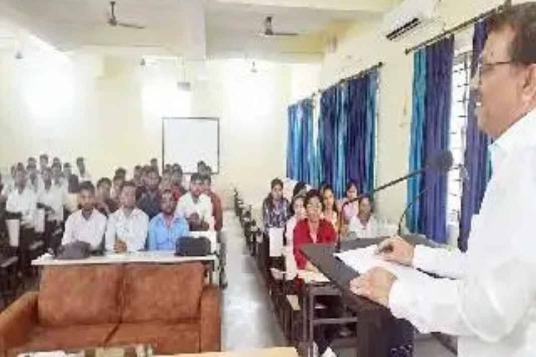 परीक्षा लेट, एडमिशन ठप, अब रांची यूनिवर्सिटी में अनिश्चितकालीन तालाबंदी की चेतावनी jharkhand education