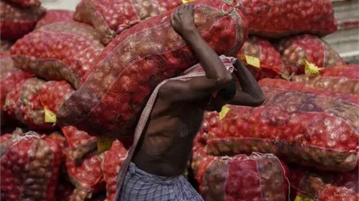 Onion Price Hike: रसोई का बिगड़ा बजट! 60 रुपये तक पहुंची प्याज की कीमत, जानें क्यों अचानक लगी ‘आग’ onion prices