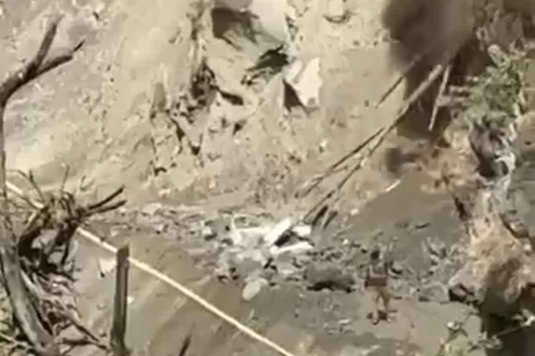 कुल्लू में चलती कार पर मौत बनकर गिरी चट्टान, खौफनाक मंजर देखकर कांप जाएगी रूह! rocks fell on the car