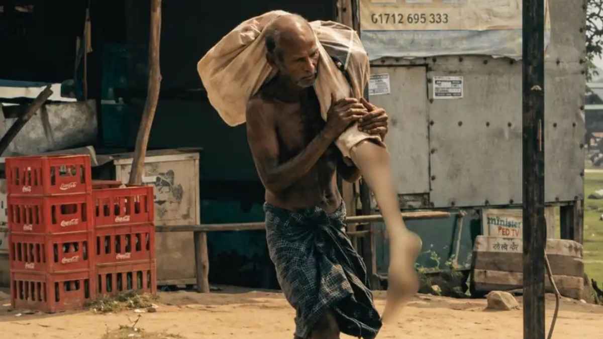 सिस्टम की बेरहमी: बैंक ने कहा ‘खाताधारक को लाओ’, तो भाई बहन का कंकाल ही कंधे पर लादकर पहुंच गया काउंटर पर sisters dead body bank