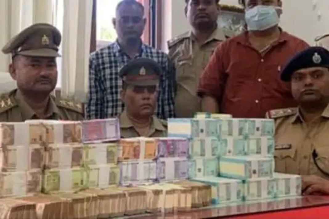 वाराणसी कैंट स्टेशन पर दो बैगों में भरा मिला नोटों का खजाना, नोटों की गड्डियां देख उड़े पुलिस के होश stock of currency notes