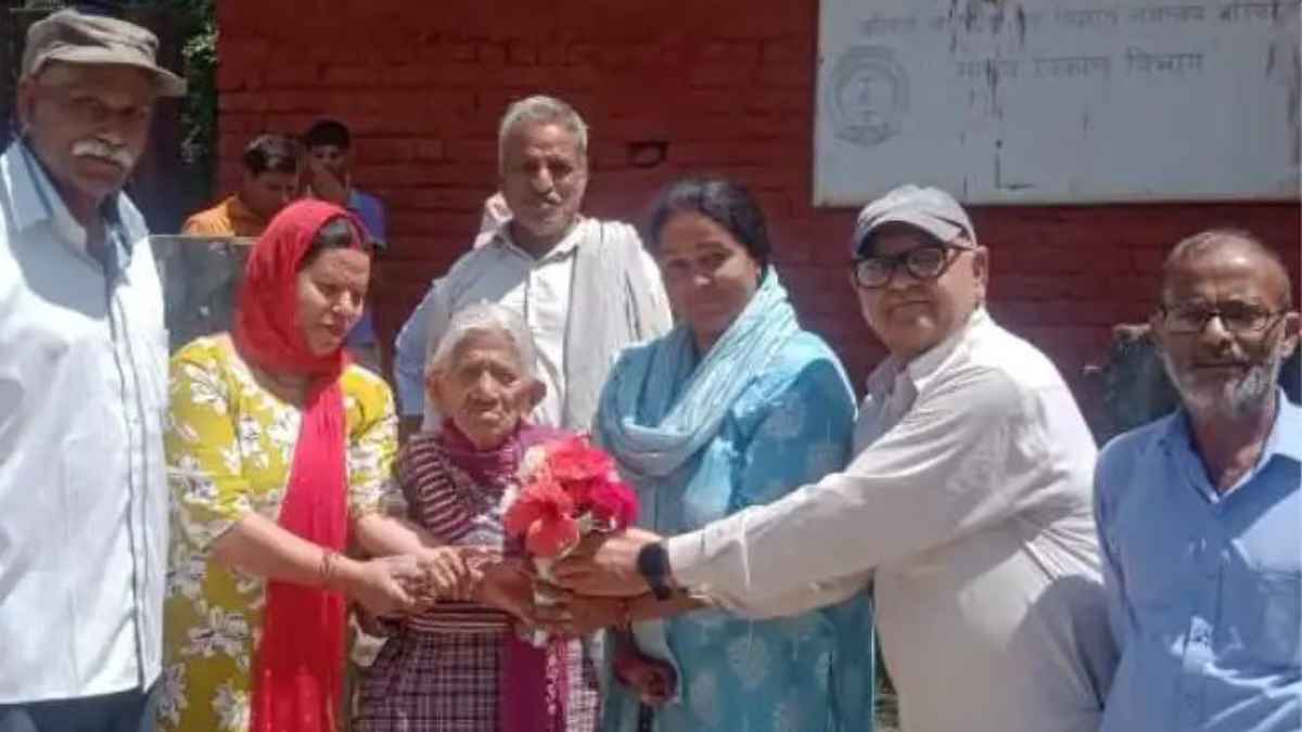 हिमाचल पंचायत चुनाव के पहले चरण में रिकॉर्ड तोड़ वोटिंग, पुरुषों को पछाड़ महिलाएं आगे, दो जगह चुनाव रद्द 103-year-old Saina Devi wife of Naratru Ram