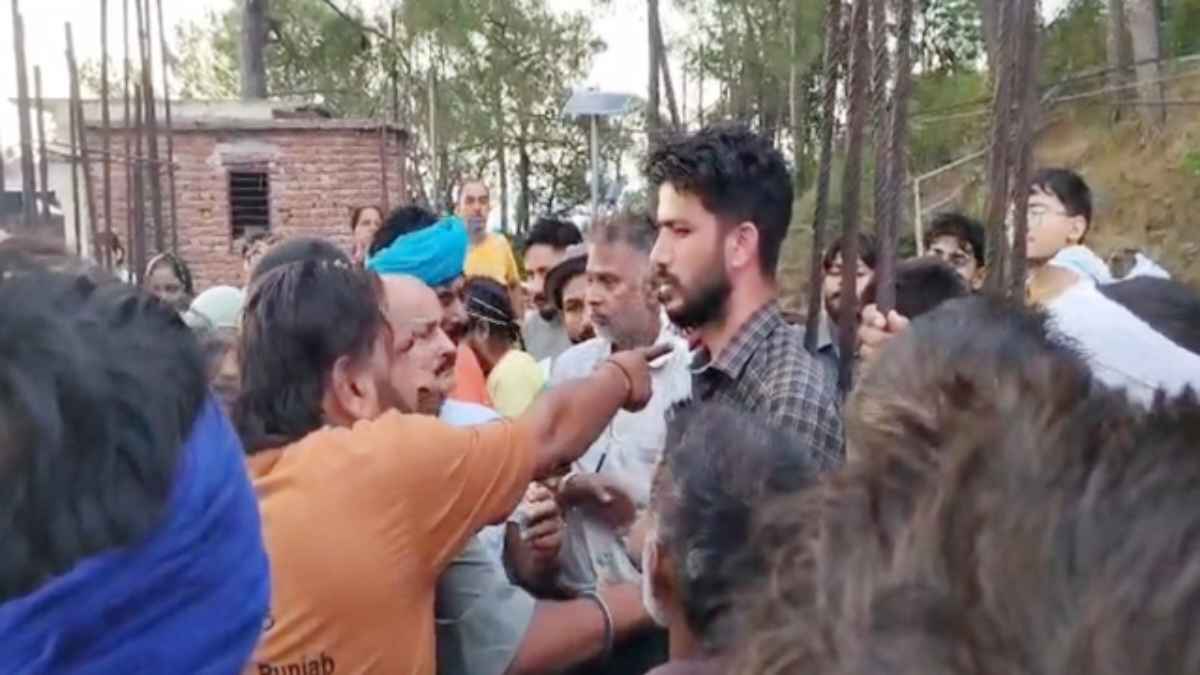 दियोटसिद्ध मंदिर में शर्मनाक कांड: सोते हुए श्रद्धालुओं को लूट रहे थे रक्षक, भीड़ ने खंभे से बांधकर पीटा 3 temporary workers caught red-handed stealing goods