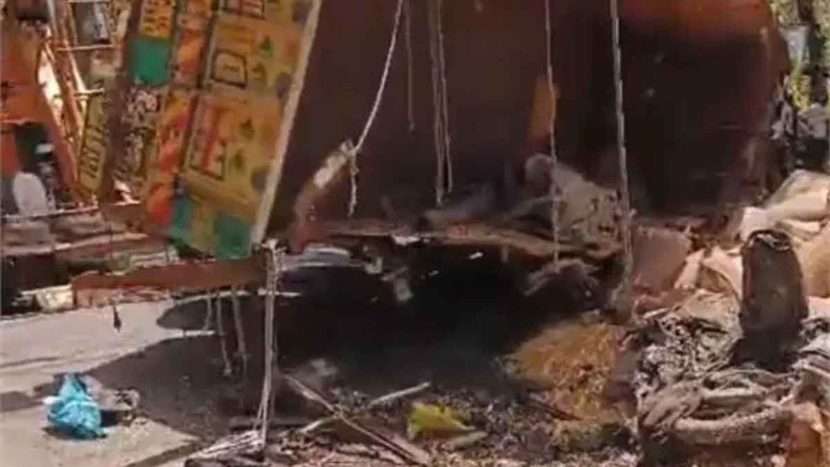 रेणुकाजी दर्शन को निकला परिवार काल का शिकार, बॉर्डर पर पलटा मक्के से भरा ट्रक; पिता और दो बेटियों समेत 4 की मौत Accident