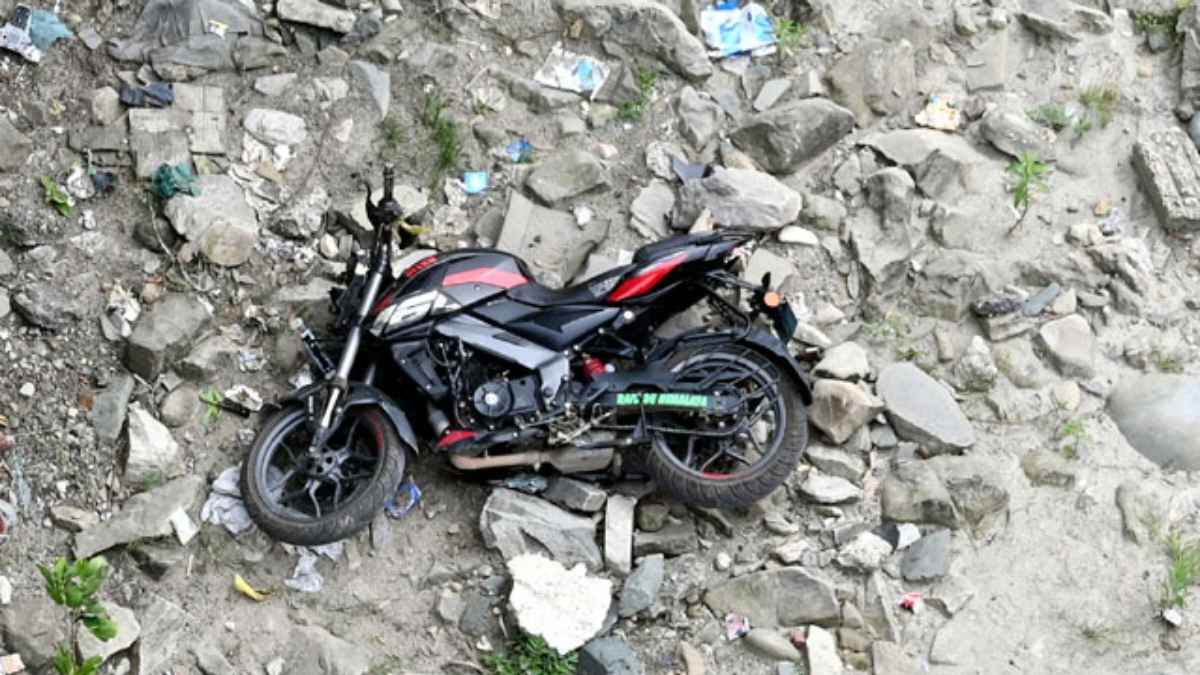 जाको राखे साइयां: मंडी में रेलिंग तोड़ सुकेती खड्ड में गिरी बाइक, हवा में लटकती रही 19 साल के युवक की जान Accident in Mandi