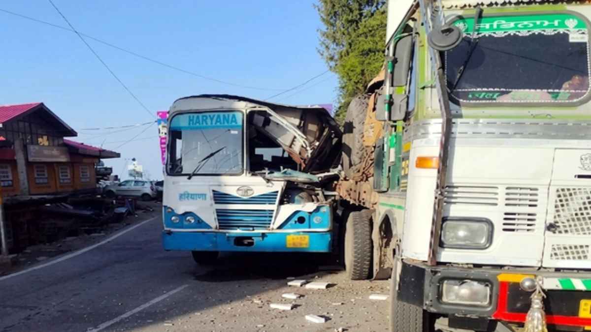 नारकंडा में मौत को छूकर निकली हरियाणा रोडवेज की बस, तेज रफ्तार का कहर देख सहम गए यात्री Accident in Shimla