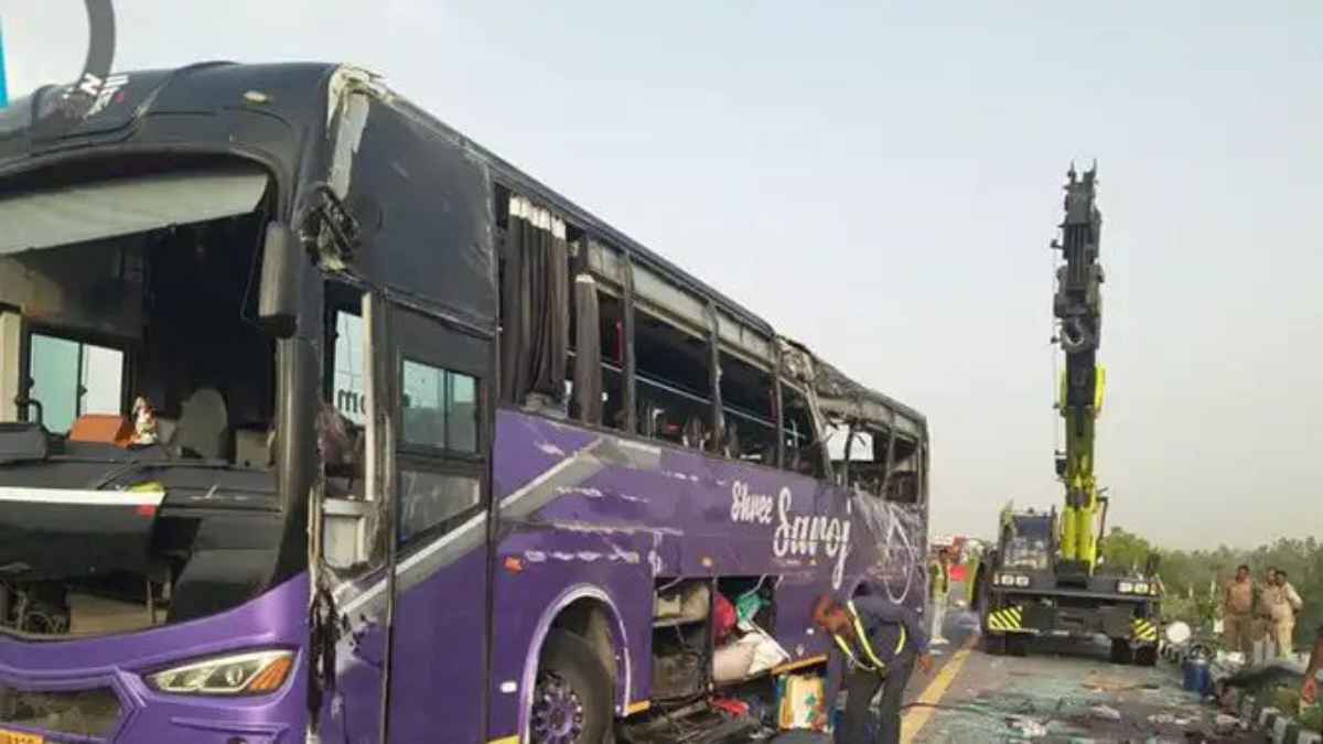 आगरा-लखनऊ एक्सप्रेसवे पर नींद की एक झपकी बनी काल, पलटी बस में सात यात्रियों की दर्दनाक मौत Agra-Lucknow Expressway accident