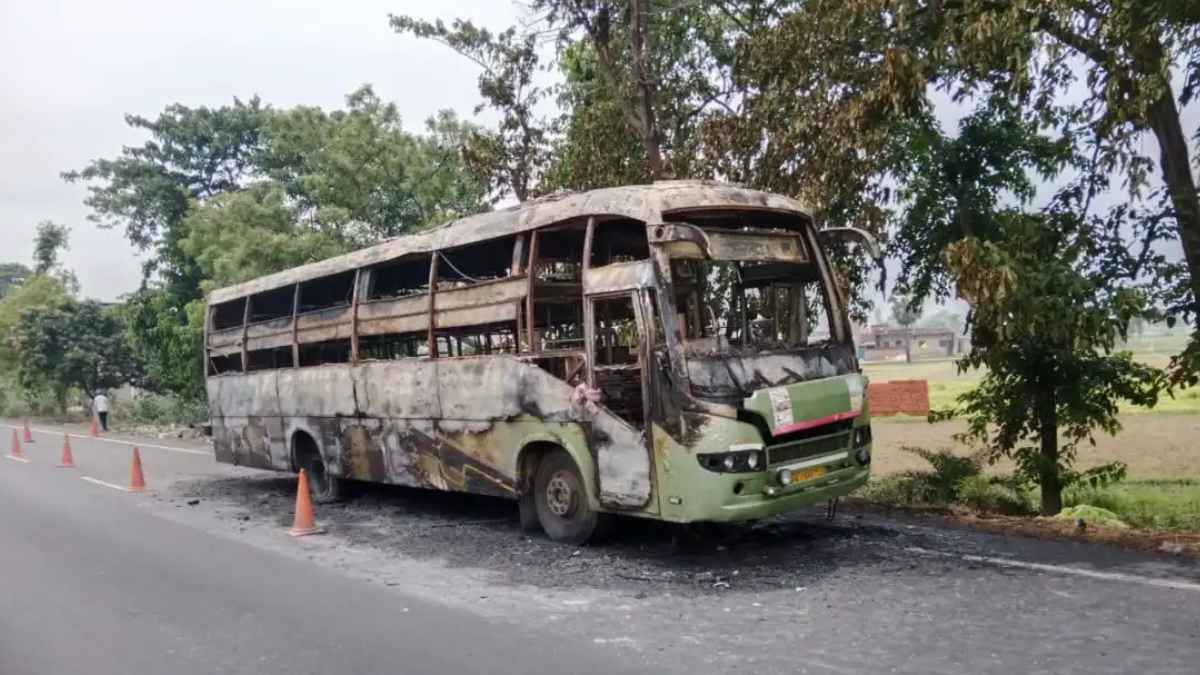 NH-28 पर आग का गोला बनी डबल डेकर बस, जान बचाकर भागे ड्राइवर, फिर जो हुआ देख दहल जाएंगे आप! A massive fire broke out in a double-decker bus