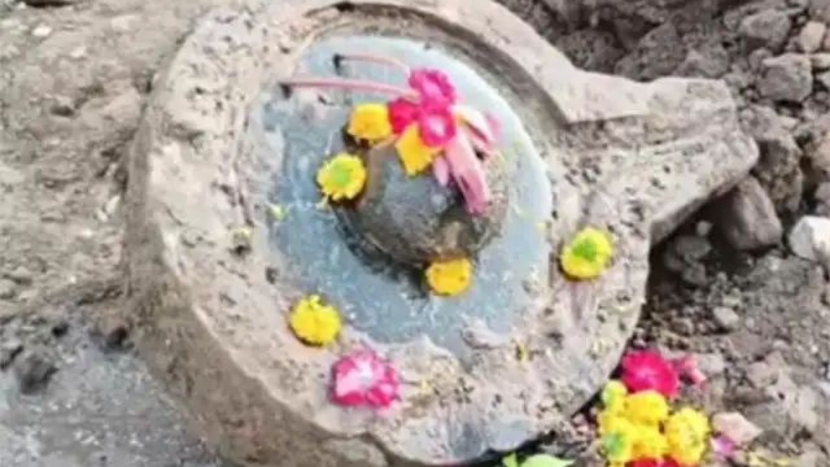 महाकाल की नगरी में बुलडोजर चलते ही जमीन से प्रकट हुआ सदियों पुराना रहस्य! अचानक सामने आए साक्षात शिव, आरती में डूबे भक्त Ancient Shivalinga found during excavation