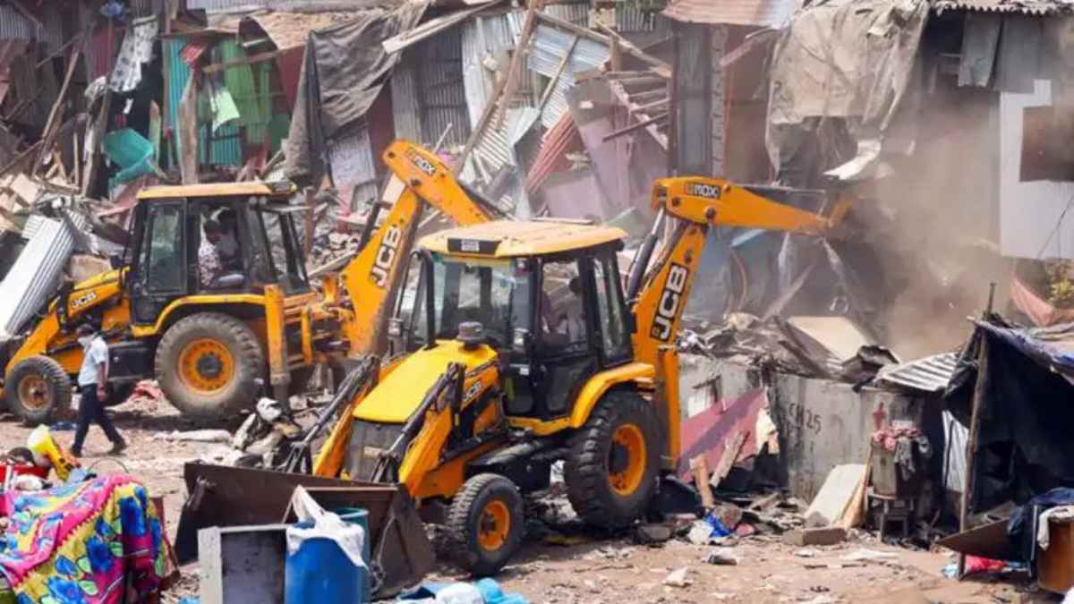मुंबई में अतिक्रमण पर रेलवे का बड़ा एक्शन: बांद्रा स्टेशन के पास 500 अवैध झोपड़ियों को हटाने की मुहिम तेज! AntiEncroachmentDrive
