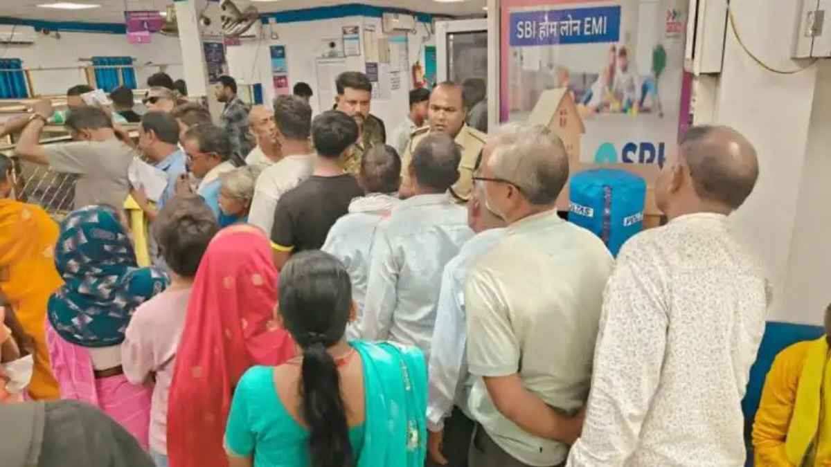 Dhanbad Bank Security: कतरास में पुलिस की बड़ी कार्रवाई, बैंकों की घेराबंदी कर संदिग्धों की सघन जांच BankSecurity