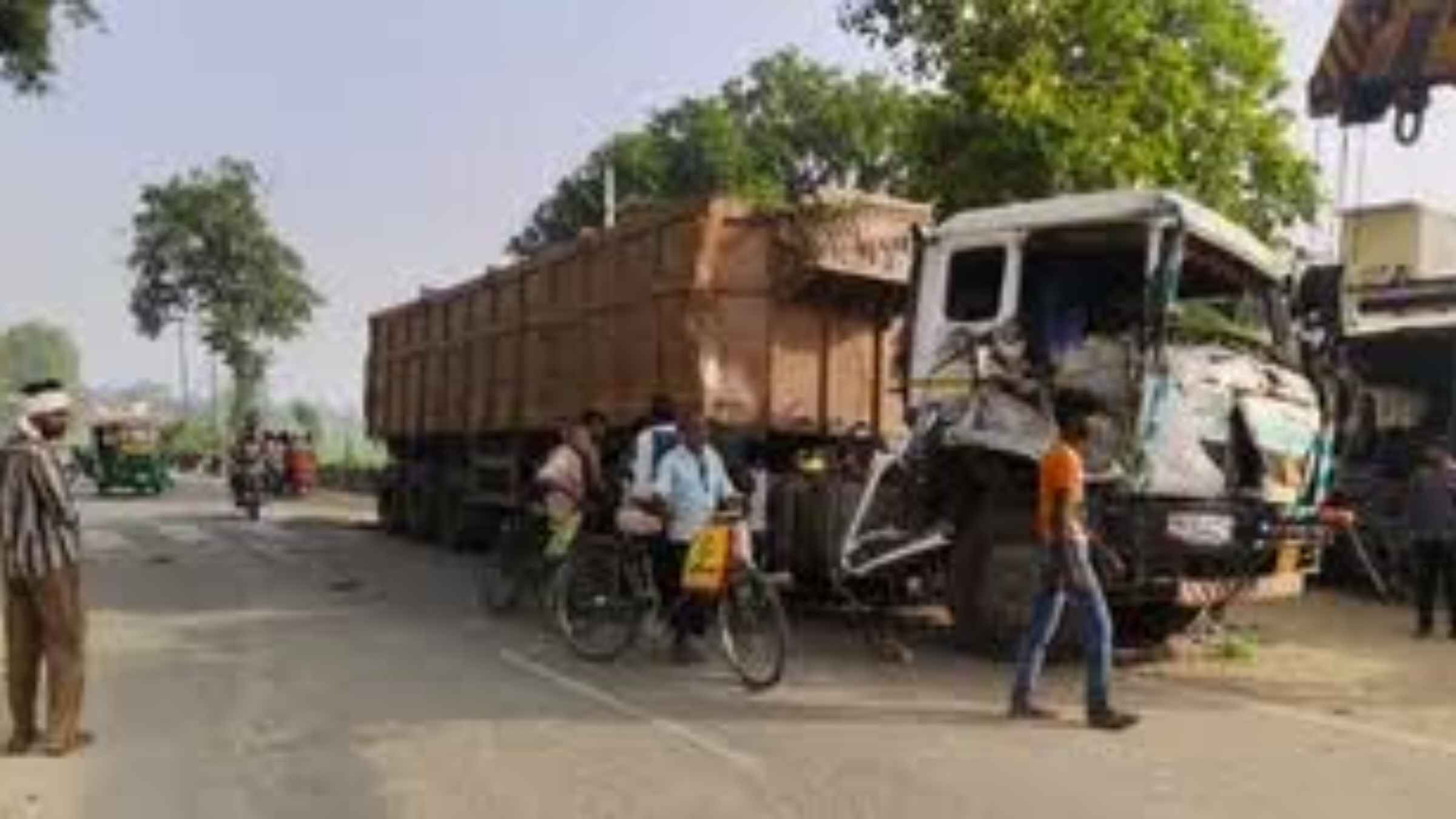 यूपी के बाराबंकी में आधी रात को काल बनकर दौड़ा डंपर, सड़क किनारे सो रहे एक ही परिवार के चार लोगों को रौंदा Barabanki Road Accident UP Crime News
