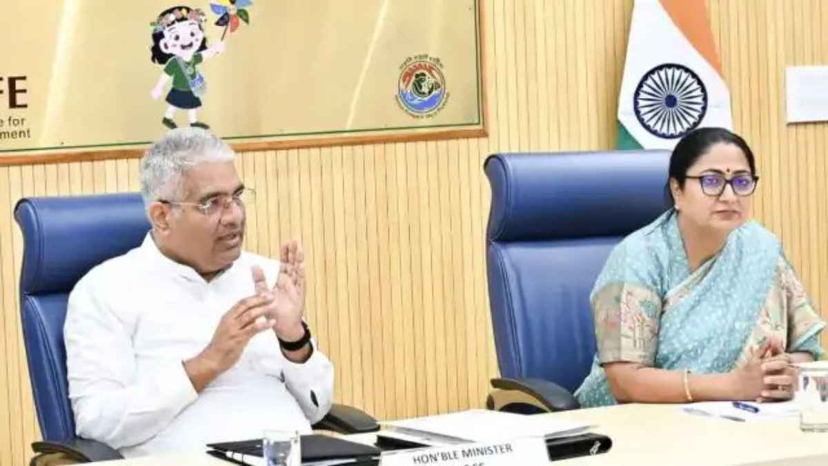 दिल्ली के प्रदूषण पर केंद्रीय मंत्री की हाई-लेवल बैठक, क्या सितंबर 2026 तक बदल जाएगी राजधानी की हवा? Bhupender Yadav Rekha Gupta