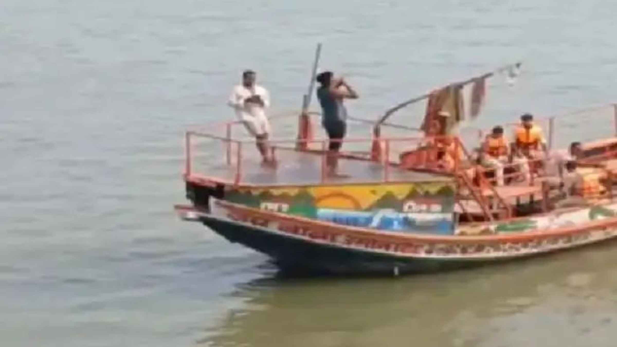 बिहार के बाढ़ में गंगा नदी में पलटी 15 लोगों से भरी नाव, मची भारी चीख-पुकार, दो शव बरामद और कई अब भी लापता Bihar Boat Accident