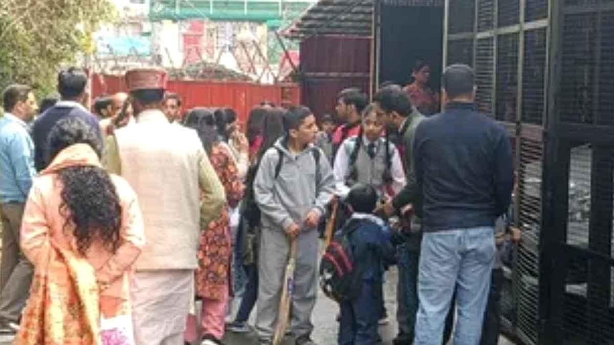 शिमला के कई निजी स्कूलों को बम से उड़ाने की धमकी, पुलिस ने खाली कराए परिसर Bomb threat in Shimla