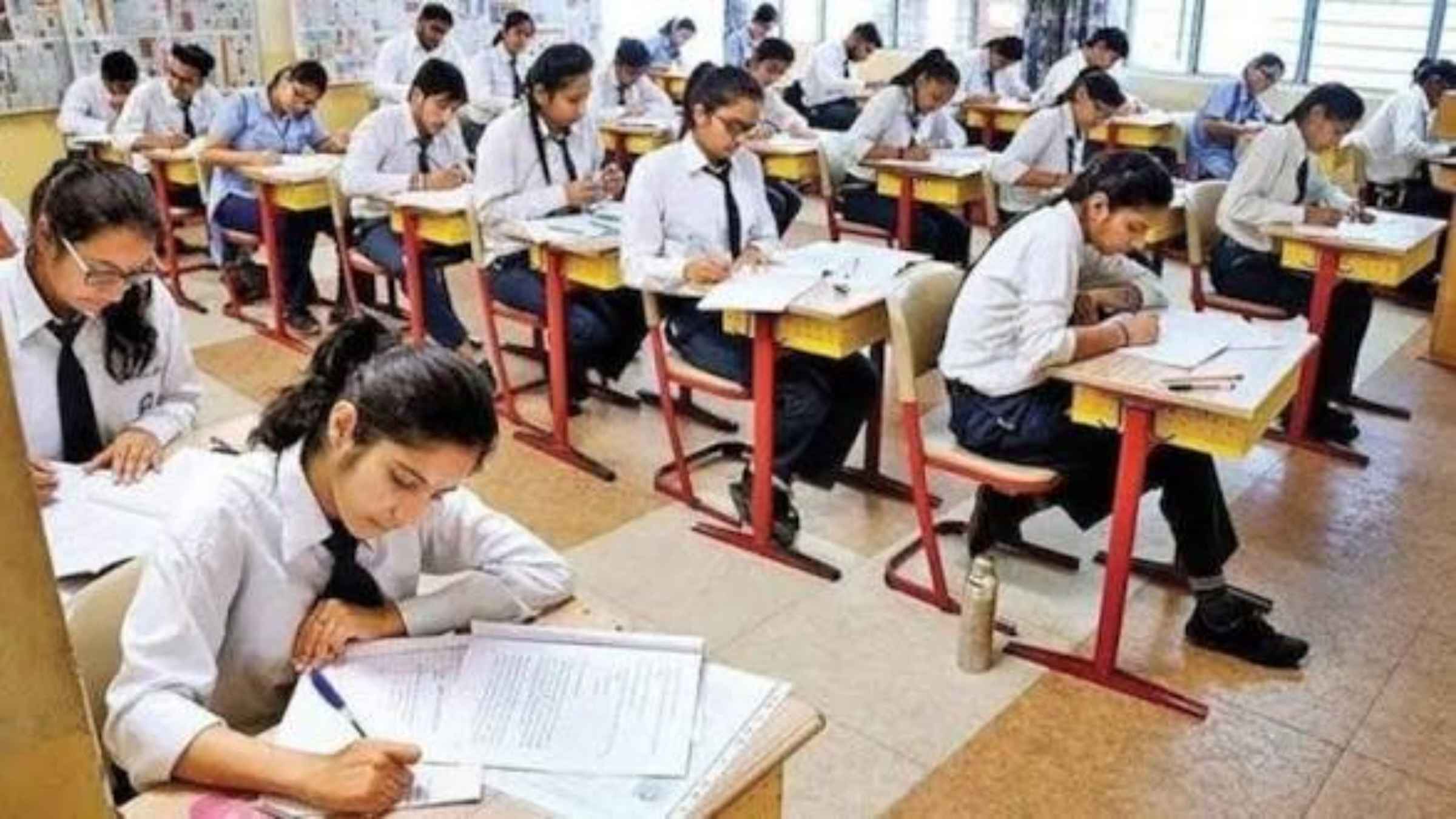 CBSE Three Language Formula: सीबीएसई स्कूलों में 1 जुलाई से लागू होगा नया नियम, छात्रों को पढ़नी होंगी तीन भाषाएं CBSE Syllabus National Education Policy