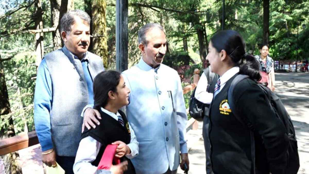शिमला की सड़कों पर पैदल निकले सीएम सुक्खू, छात्राओं को दिया सफलता का मंत्र और परखी विकास कार्यों की गति CM Sukhu with School Children