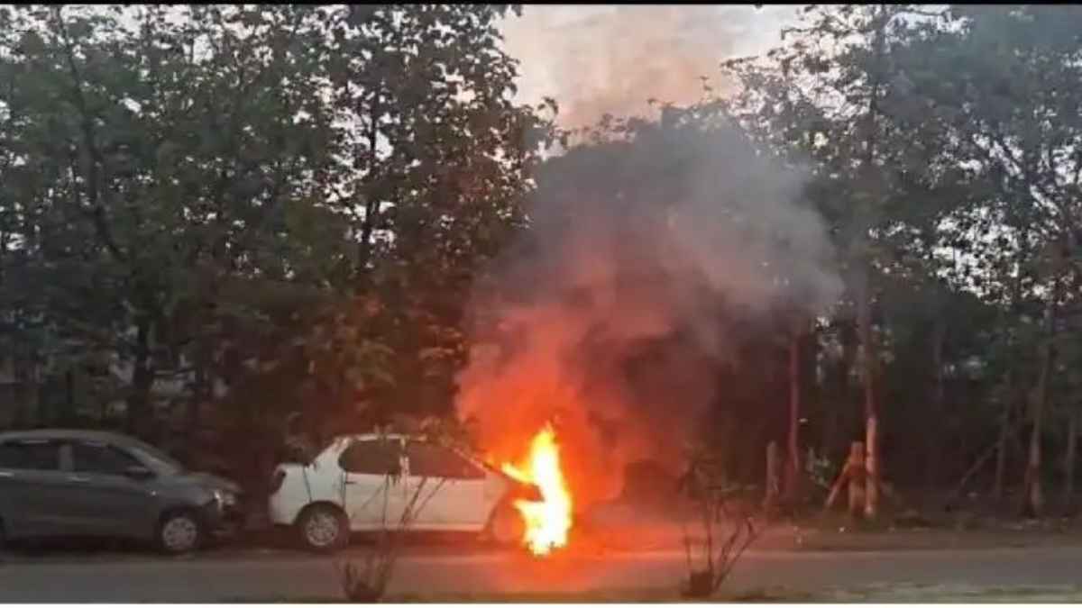 जमशेदपुर: गोलमुरी में बीच सड़क धू-धू कर जली कार, दमकल विभाग ने पाया आग पर काबू CarFire