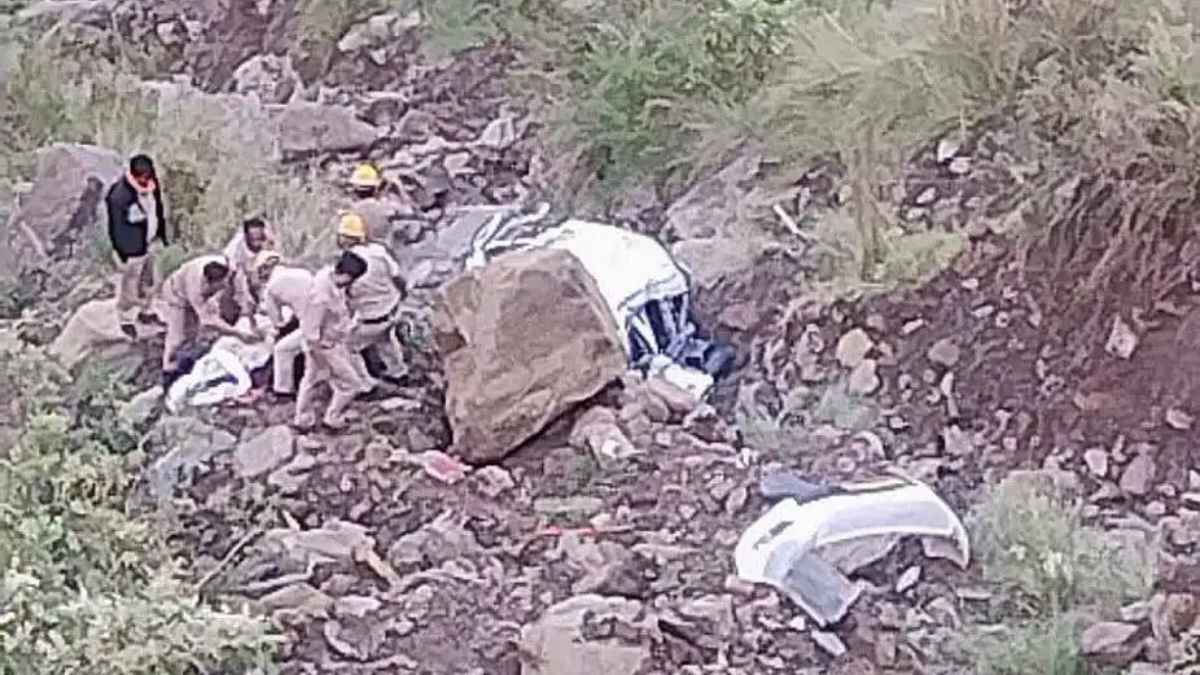 देवभूमि में मातम: गुजरात के एक ही परिवार की खुशियां खाई में दफन, 6 की मौत से मचा कोहराम Car falls into a deep gorge in Chamba