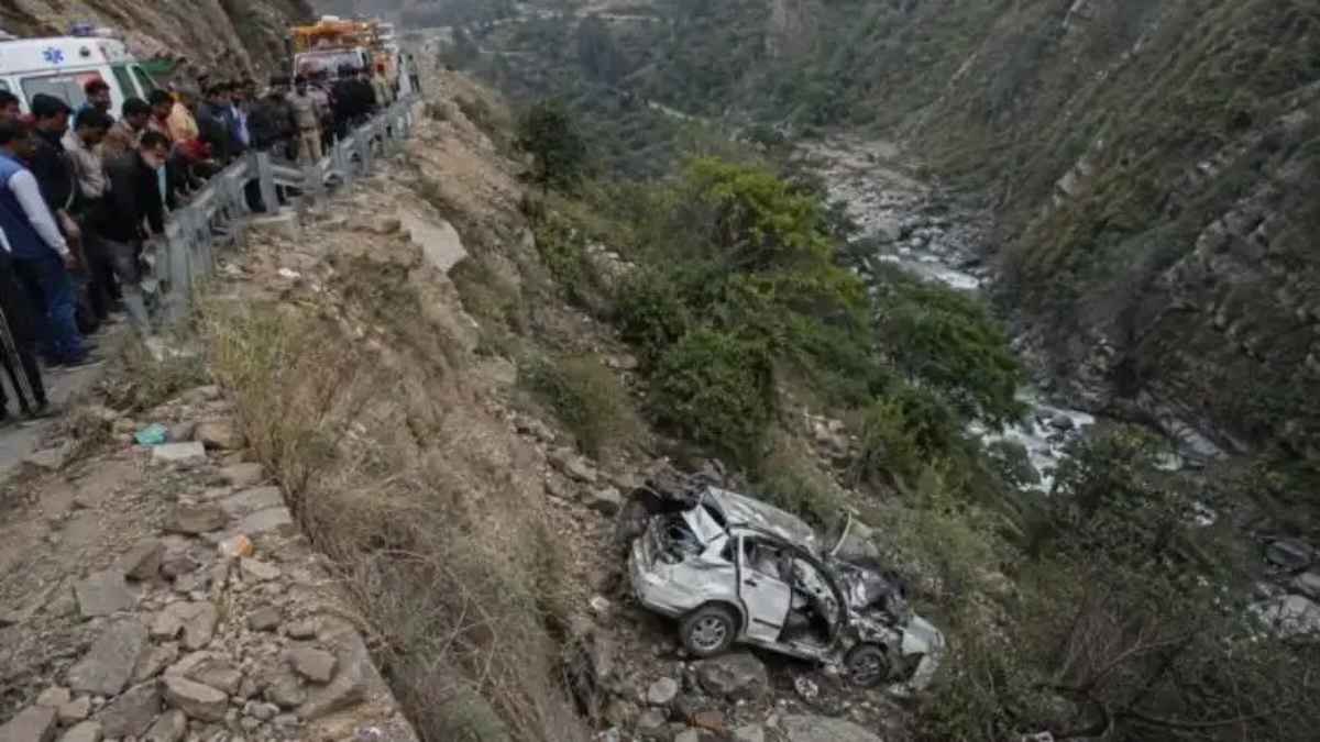 हिमाचल की वादियों में पसरा सन्नाटा: गहरी खाई में गिरी पर्यटकों की कार, दो परिवारों के 8 लोगों की दर्दनाक मौत ChambaAccident