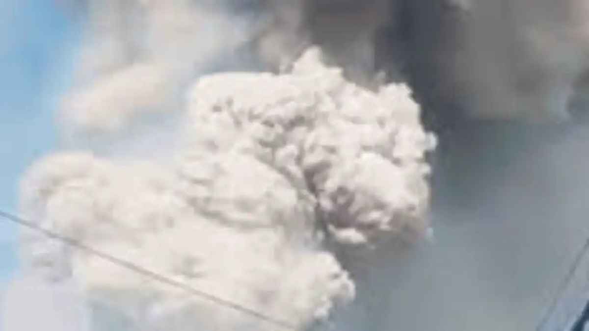 चीन की पटाखा फैक्ट्री में भीषण विस्फोट: मरने वालों का आंकड़ा बढ़कर 37 हुआ, 8 लोग हिरासत में Chinas fireworks factory explodes