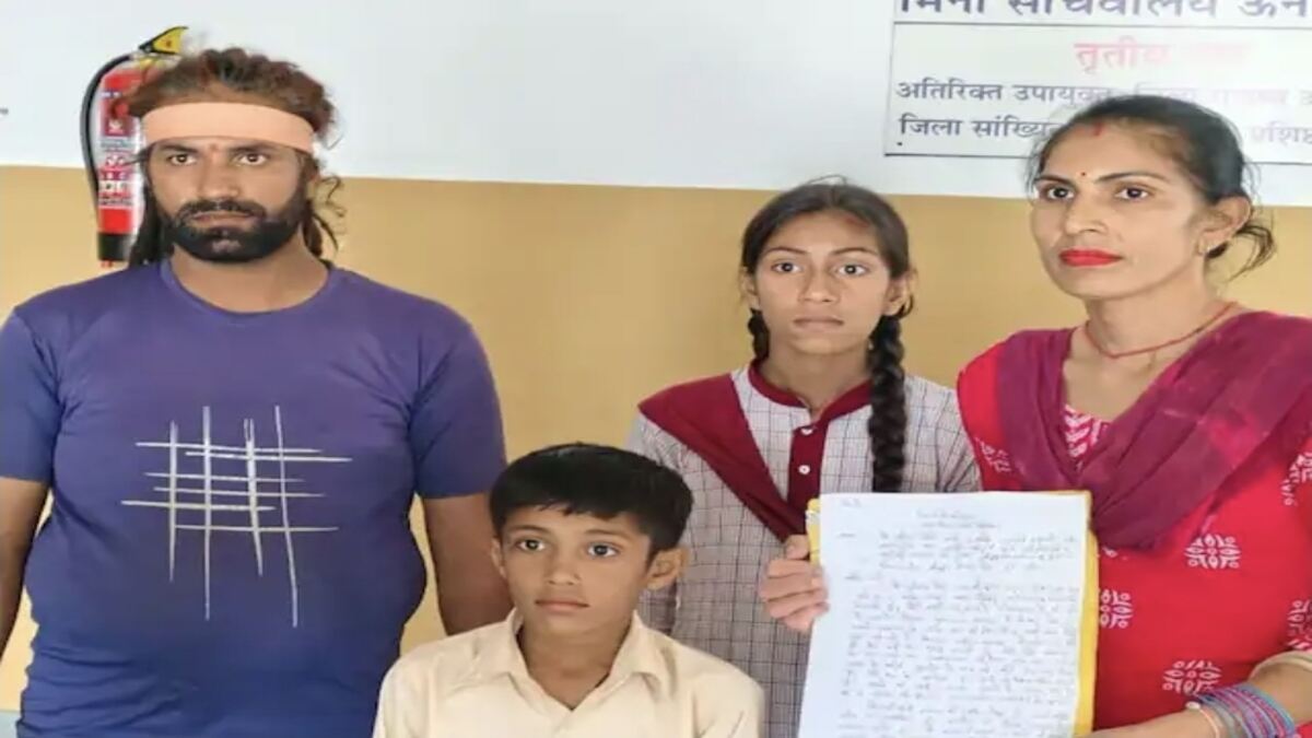 अंधेरे में बच्चों का भविष्य: पानी-बिजली छिनने पर मां ने दी परिवार सहित आत्मदाह की चेतावनी Complaint to DC