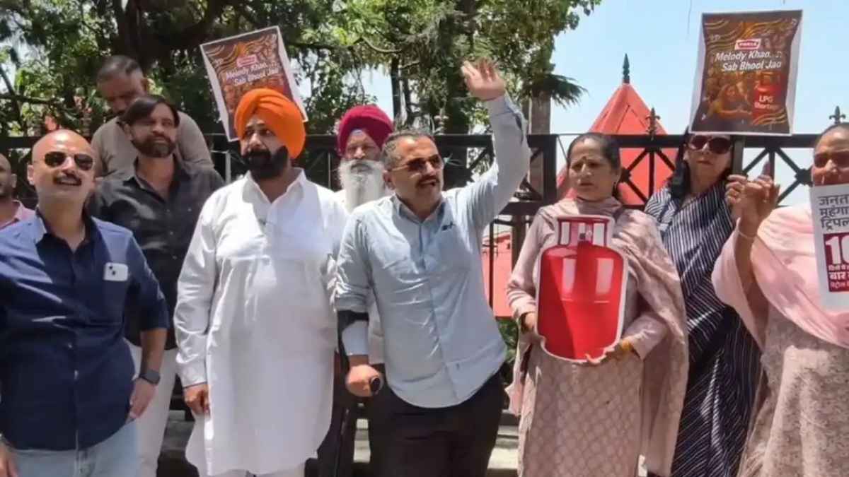 Shimla Protest: सड़कों पर उतरी कांग्रेस, सीटीओ चौक पर पेट्रोल-डीजल की महंगाई के खिलाफ केंद्र सरकार को जमकर घेरा Congress Protest Shimla