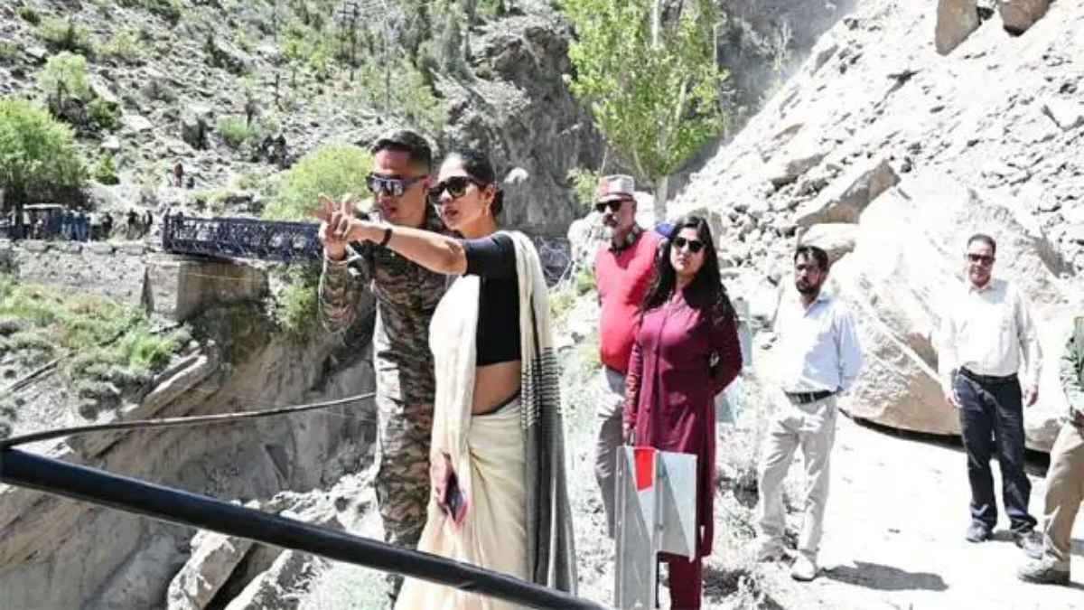 लाहौल-स्पीति में भूस्खलन से थमा ट्रैफिक, पंचायत चुनाव के बीच प्रशासन की बढ़ी चिंता और अलर्ट जारी DC Kiran Bhadana