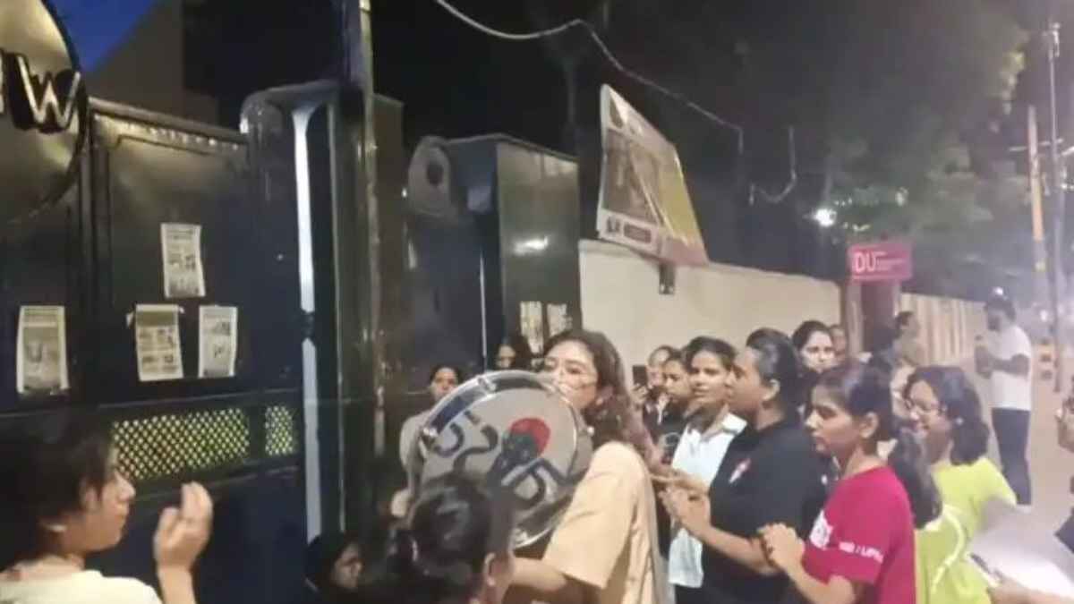 दिल्ली यूनिवर्सिटी की खौफनाक रात: पानी बंद, कुर्सियां गायब, क्यों सड़क पर उतरीं छात्राएं? DUHostelProtest