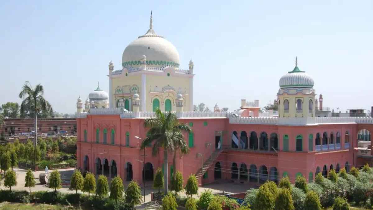 दारुल उलूम देवबंद की मस्जिद के नीचे शिव मंदिर होने का दावा, हिंदू संगठन ने दी जान देने की चेतावनी Darul Uloom Campus