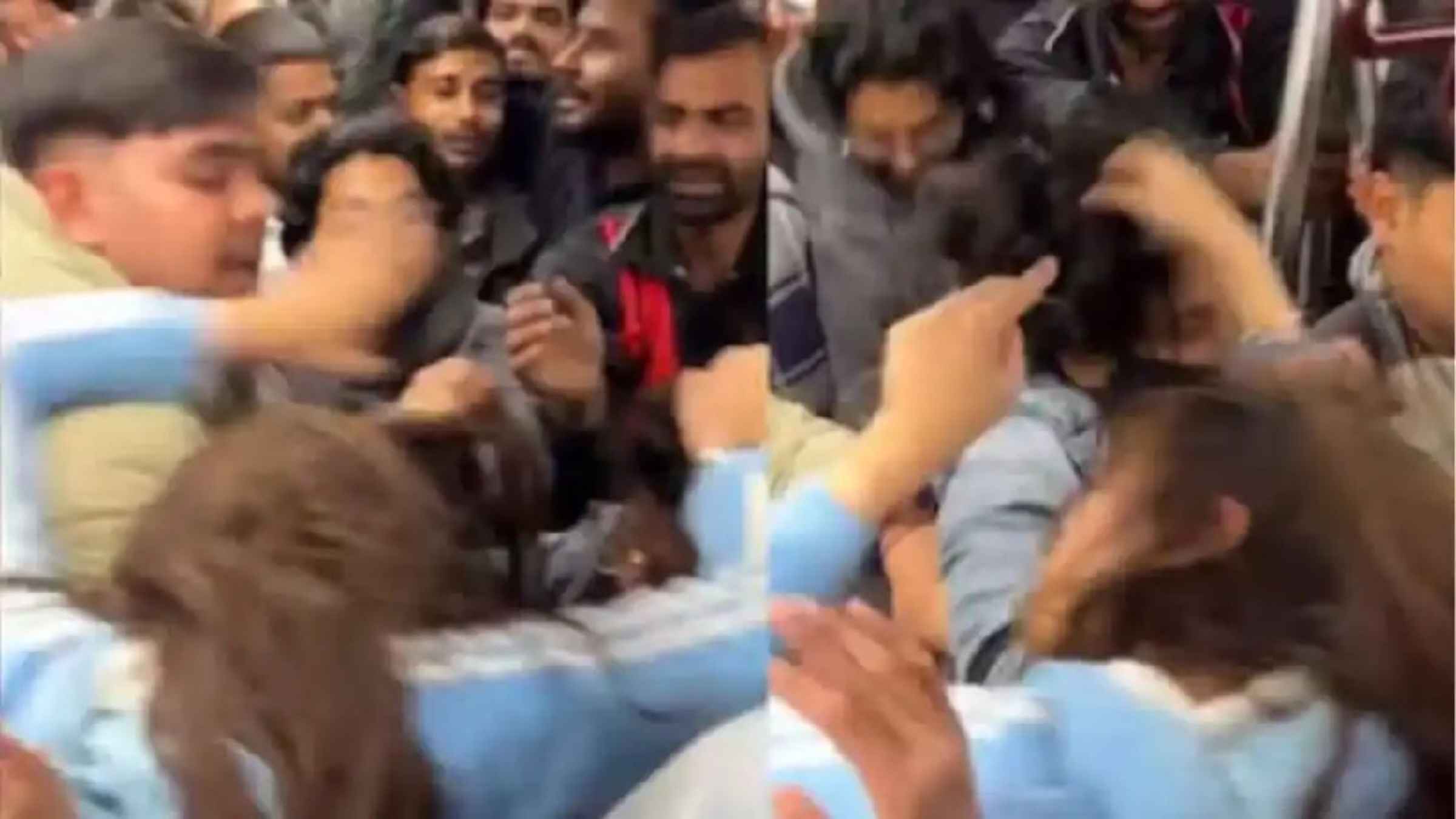 दिल्ली मेट्रो में ‘सीट’ के लिए खूनी जंग! महिलाओं के बीच जमकर चले लात-घूंसे, शर्मसार कर देगा ये वायरल वीडियो Delhi Metro Viral Video