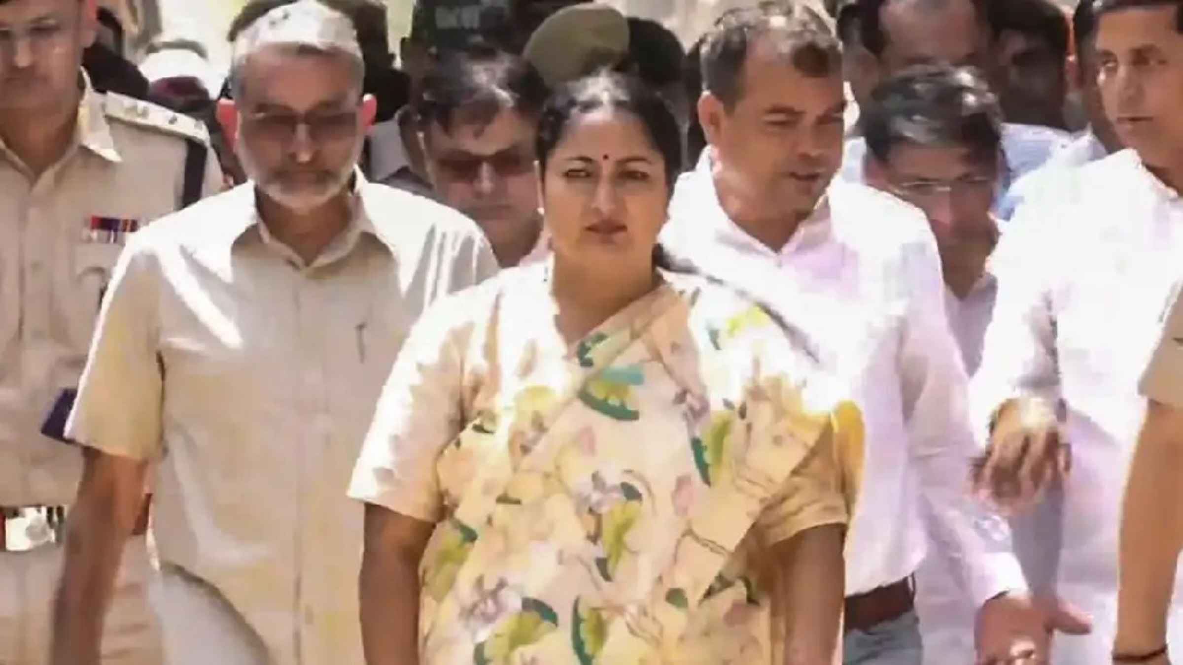 दिल्ली के साकेत में पांच मंजिला इमारत गिरने से मची भारी चीख-पुकार, चार की मौत, मलबे में डॉक्टरों की टीम तैनात Delhi Saket Building Collapse Delhi Crime News