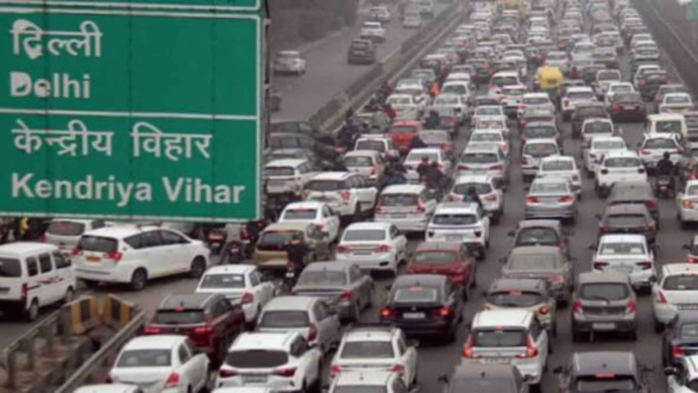 सावधान! दिल्ली की इन सड़कों पर आज निकलना होगा मुश्किल, राजघाट पर वीआईपी मूवमेंट से मचा ट्रैफिक का शोर Delhi Traffic Police Traffic Advisory
