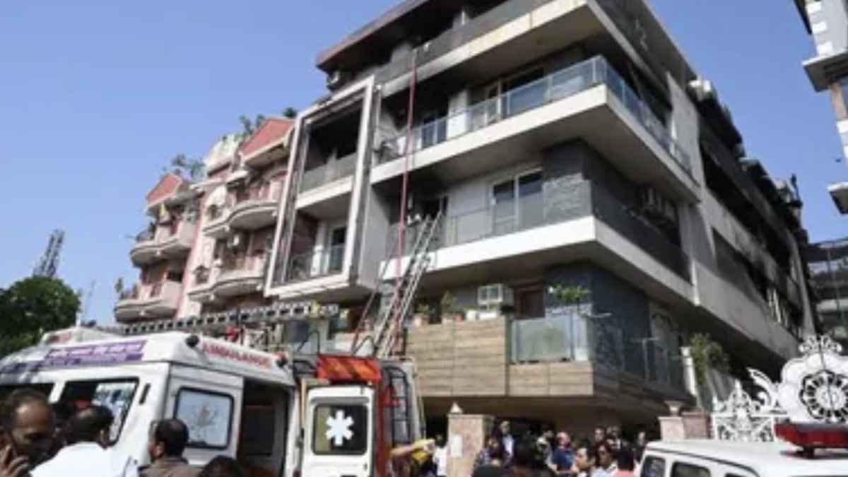 दिल्ली में AC फटने से 4 मंजिला इमारत में भड़की भीषण आग, 9 लोगों की दर्दनाक मौत Delhi Vivek Vihar Fire