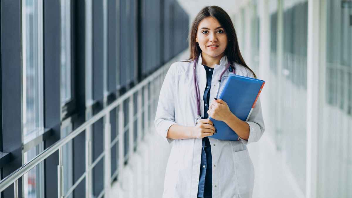 हिमाचल के मरीजों की जान सांसत में! 54 स्पेशलिस्ट डॉक्टरों की भर्ती पर लगा चुनाव आयोग का ‘ब्रेक’ Doctor