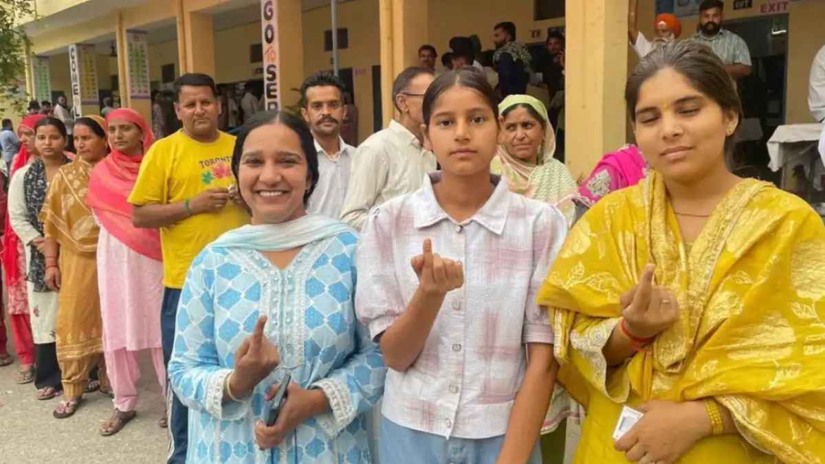 हिमाचल पंचायत चुनाव में मौसम बना वोटरों का साथी, बादलों के बीच बढ़ा मतदान, कई केंद्रों पर लंबी कतारें Election Himachal