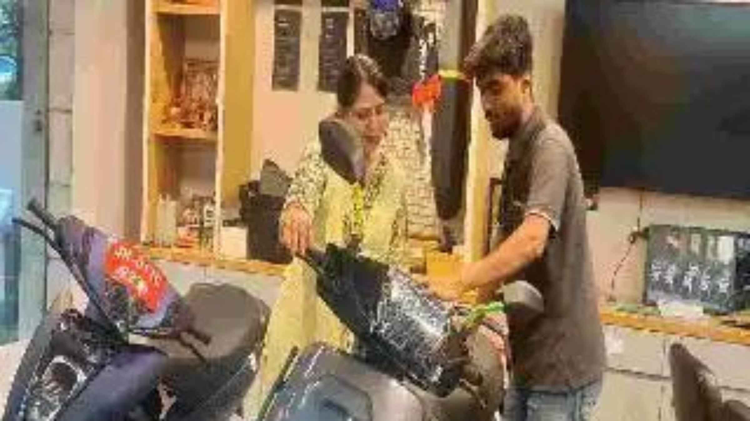पेट्रोल की किल्लत से मची हाहाकार के बीच अचानक बढ़ी इलेक्ट्रिक गाड़ियों की मांग, क्या आपने देखा ईवी शोरूमों के बाहर का यह नजारा? Electric Vehicles Demand