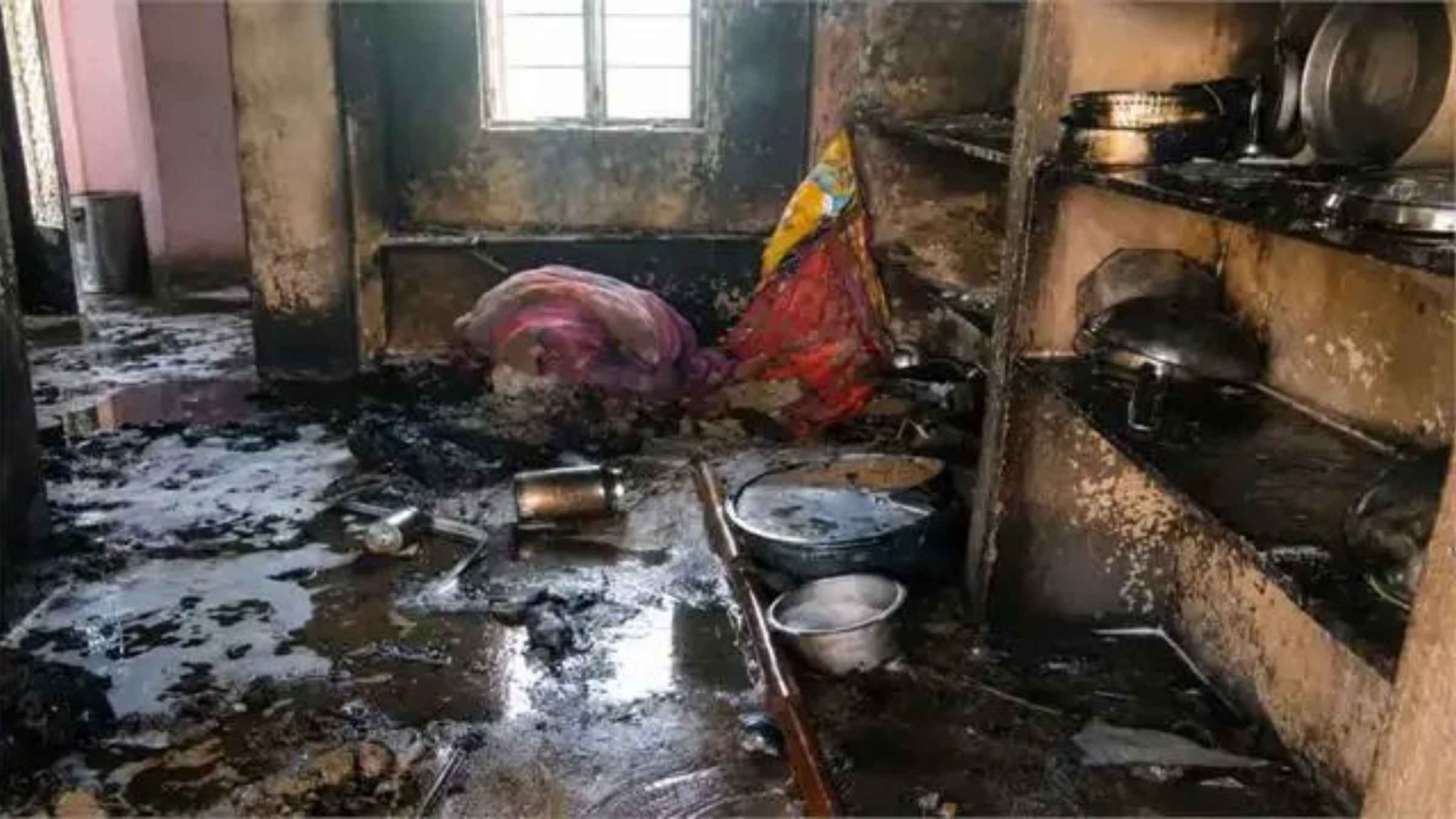 उत्तर प्रदेश के फतेहपुर में रसोई गैस लीक होने से लगी भीषण आग, मासूम बच्चे सहित एक ही परिवार के 9 लोग झुलसे Fatehpur Gas Leak UP Crime News