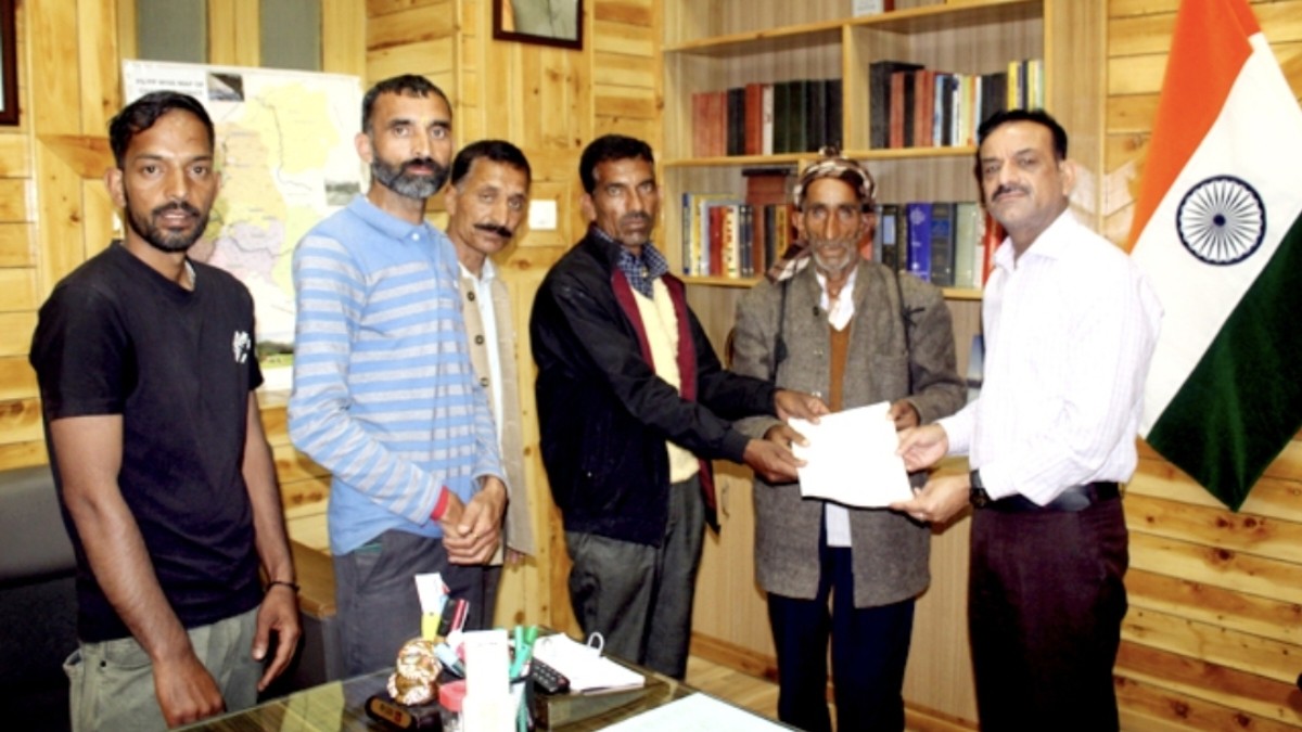 चम्बा में खाकी पर गंभीर आरोप: पूछताछ के बहाने पुलिस चौकी में भेड़पालकों की बेरहमी से पिटाई, एसपी ने दिए जांच के आदेश Fighting with shepherds
