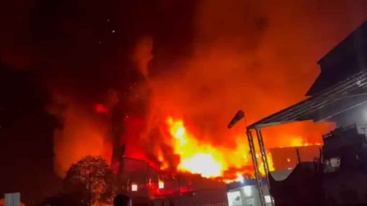 Rewari News: बावल औद्योगिक क्षेत्र की सोलर फैक्ट्री में भीषण आग, ट्रांसफार्मर ब्लास्ट के बाद मची अफरा-तफरी FireAccident