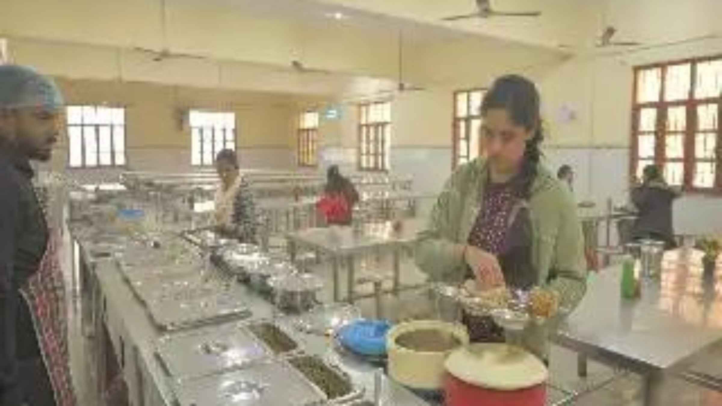 IIT BHU Food Waste Management: आईआईटी बीएचयू हॉस्टलों में अब नहीं बर्बाद होगा खाना, जरूरतमंदों का पेट भरने के साथ पशुओं को मिलेगा चारा Food Waste Management Indian Institute of Technology