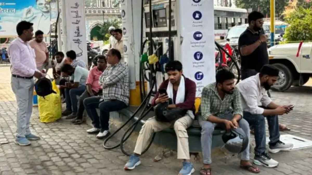 गोरखपुर में तेल का संकट: डीएम की सख्ती, पेट्रोल-डीजल जमा करने वालों पर होगी कड़ी कार्रवाई FuelCrisis