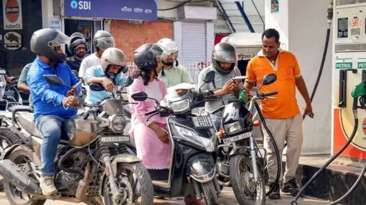 वैश्विक संकट के बावजूद भारत में पेट्रोल-डीजल के दाम स्थिर, पड़ोसी देशों में हाहाकार FuelCrisis
