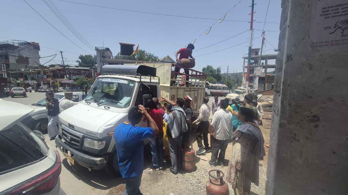 Mandi Gas Agency Scam: मंडी में गैस एजेंसी की मनमानी से उपभोक्ता बेहाल, बिना होम डिलीवरी वसूले जा रहे अतिरिक्त दाम Gas Selling in Chail Chowk
