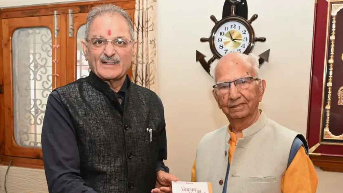 पालमपुर में बड़ा सियासी संगम: राज्यपाल कविंदर गुप्ता ने शांता कुमार से की खास मुलाकात, क्या पक रही है नई खिचड़ी? Governor and Shanta Kumar