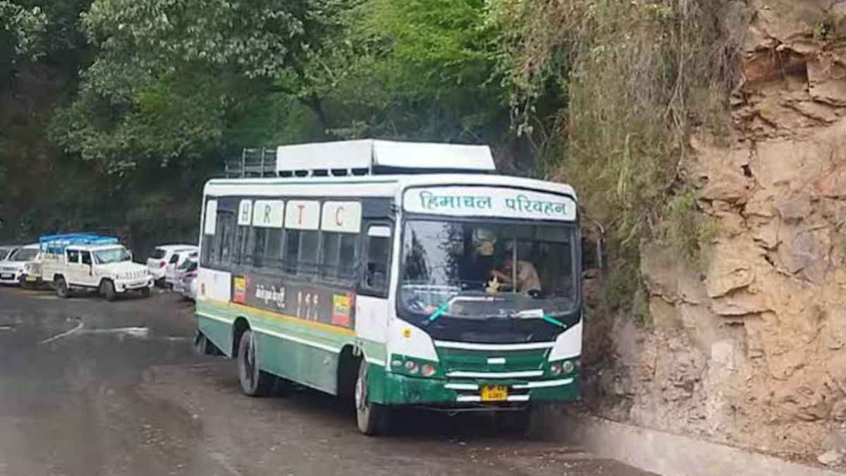 हमीरपुर में नशे में धुत्त HRTC ड्राइवर ने कार को मारी जोरदार टक्कर, मेडिकल रिपोर्ट में हुआ चौंकाने वाला खुलासा HRTC Bus
