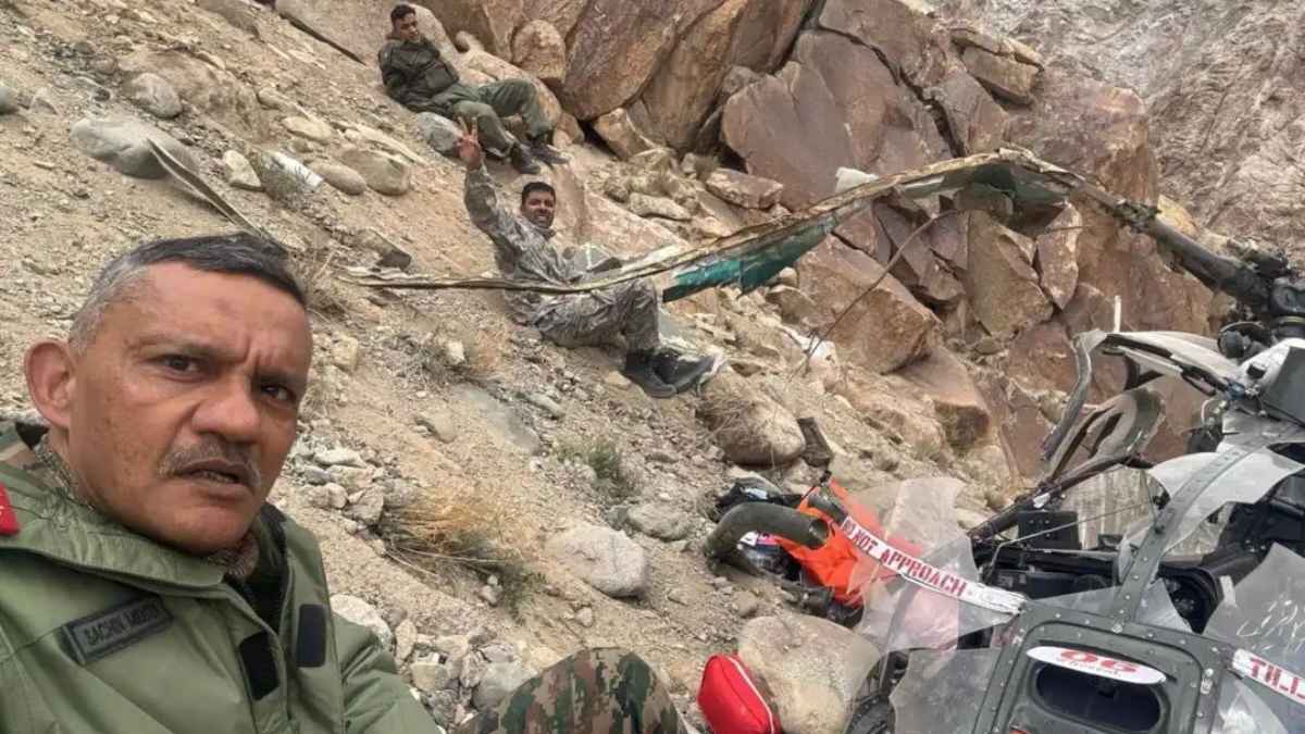 लेह में सेना का चीता हेलीकॉप्टर क्रैश, मौत को मात देकर जांबाज अफसरों ने मलबे के पास से ली अद्भुत सेल्फी Helicopter Crash
